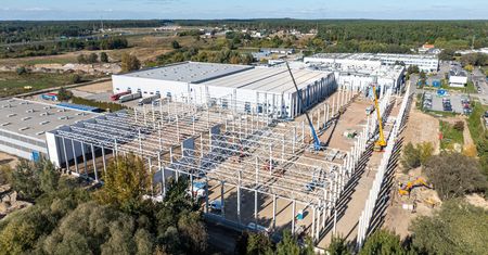 Przemysłowy gigant rośnie w oczach – ALSTAL domyka stan surowy otwarty nowoczesnej hali CANPACK