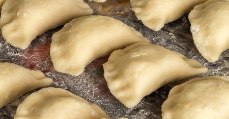Babcia dolewa do ciasta na pierogi zamiast zwykłej wody. Wychodzi elastyczne jak plastelina
