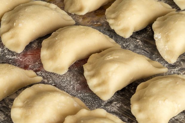 Babcia dolewa do ciasta na pierogi zamiast zwykłej wody. Wychodzi elastyczne jak plastelina
