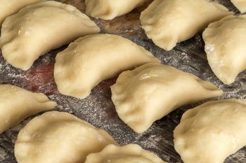 Babcia dolewa do ciasta na pierogi zamiast zwykłej wody. Wychodzi elastyczne jak plastelina