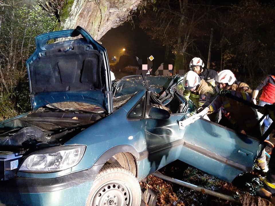 Świątniki Górne. Auto wjechało w drzewo. Cztery osoby ranne