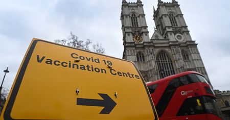Szczepionki na COVID-19. W Wielkiej Brytanii szczepienia w... świątyni. "Między nabożeństwami"