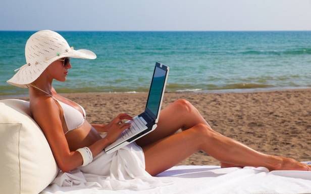 Jakie laptopy mogą nam towarzyszyć w czasie wakacji? (Fot. Thelussoreport.com)