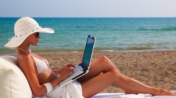 Poradnik wakacyjny [cz. 1]. Niezniszczalny sprzęt, który bez obaw można wziąć na plażę 1