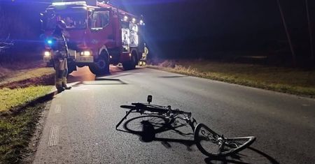 Na nieoświetlonym odcinku drogi kierowca Nissana wjechał w rowerzystkę. Kobieta poniosła śmierć na miejscu