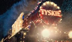 Bożonarodzeniowy pociąg z piwem reklamuje Tyskie (wideo)