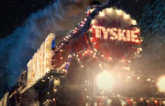 Bożonarodzeniowy pociąg z piwem reklamuje Tyskie (wideo)