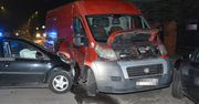 Biłgoraj: 45-latek uszkodził trzy pojazdy i trafił do szpitala. Od mężczyzny pobrano krew do badań