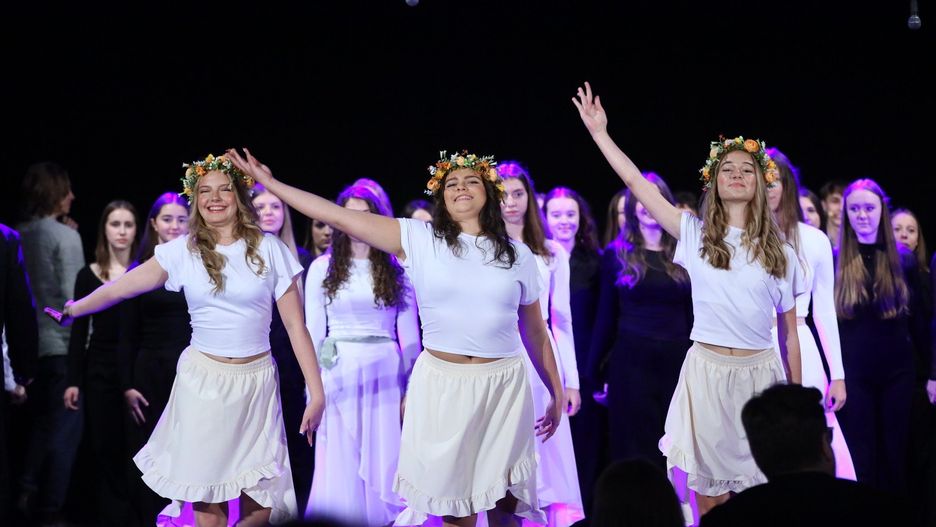 Wyjątkowy spektakl &#34;Tam, gdzie miłość spotkała historię&#34; na scenie MOK w Piotrkowie. Na scenie występują uczniowie i nauczyciele I LO.