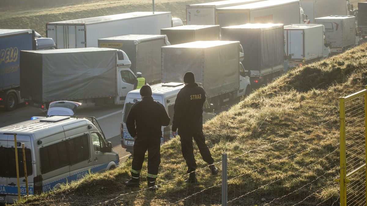 Koronawirus - sytuacja na polskich granicach18.03.2020 Jedrzychowice Korek przed punktem kontroli sanitarnej w Jedrzychowicach na granicy polsko-niemieckiej. Po zamknieciu granic Polski w zwiazku z epidemia koronawirusa, wielu Polakow probuje wrocic do kraju, lecz utknelo w korku. Czas oczekiwania w  Jedrzychowice to 16 godzin dla samochodow osobowych.  Ruch utrudnia dodatkowo duza liczba ciezarowek.  fot. Marek M Berezowski/REPORTERMarek M Berezowski/REPORTER