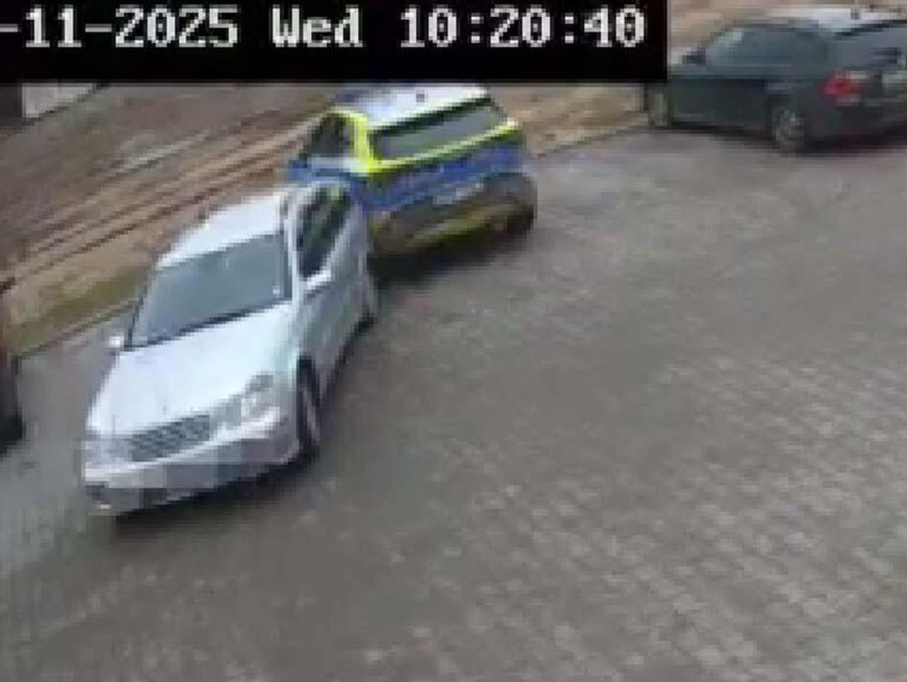 Bytów: Samochód stoczył się na zaparkowany radiowóz. Kierowca uciekł