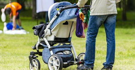 Ojcowie dostają wyższy zasiłek niż matki. Z czego wynikają nierówności?