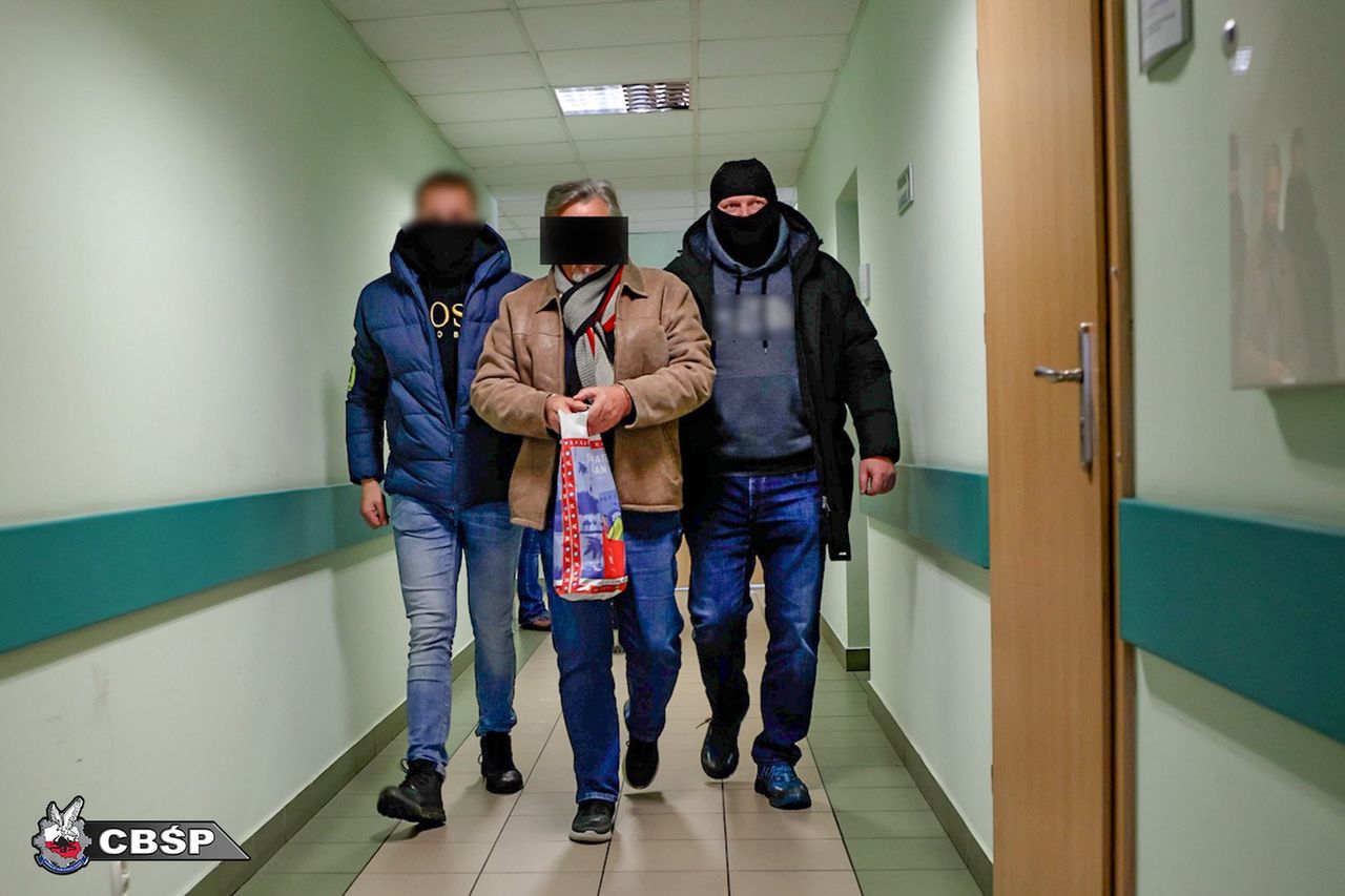 Świętokrzyskie: CBŚP zatrzymało podejrzanego o międzynarodowe oszustwa i korupcję przy kontraktach dla NATO. W tle wniosek USA i asysta FBI