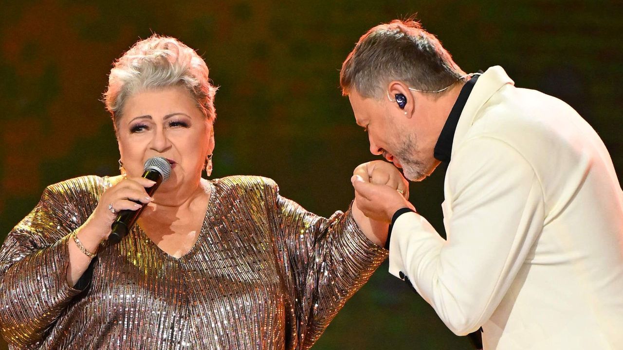 Hołd dla Ewy Bem podczas Top of the Top Sopot Festival. Powódź róż, "Sto lat" i klęczący Marcin Prokop
