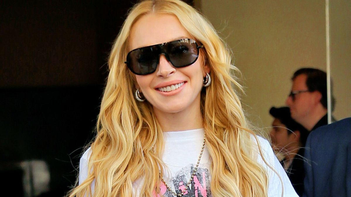 Lindsay Lohan zachwyca stylizacjami podczas promocji filmu 