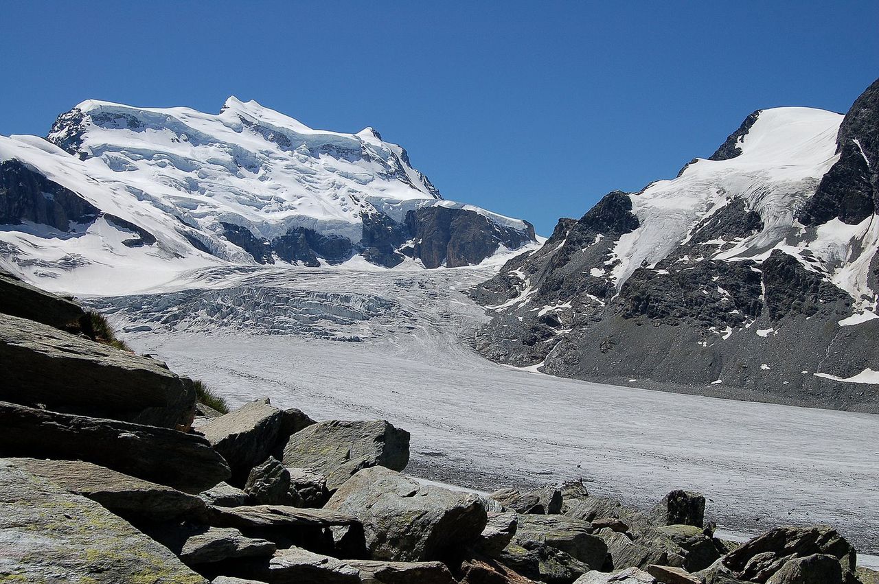Alpejski lodowiec zawiódł naukowców. "W rejonie Grand Combin jest już za późno."