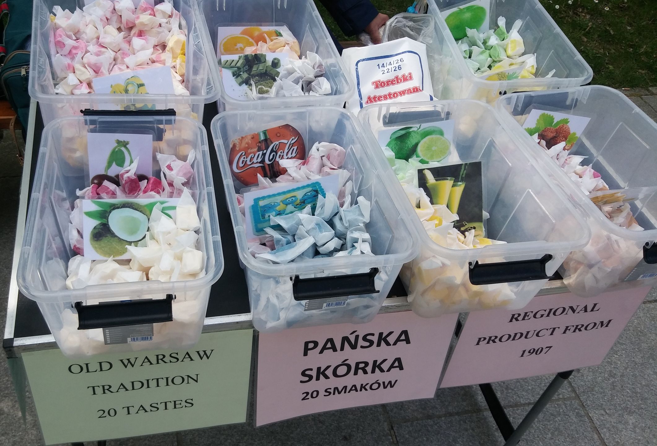 Pańska skórka na przycmentarnym straganie.
