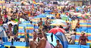 Wakacje 2020. Tłumy turystów na plaży w brytyjskim miasteczku Weymouth