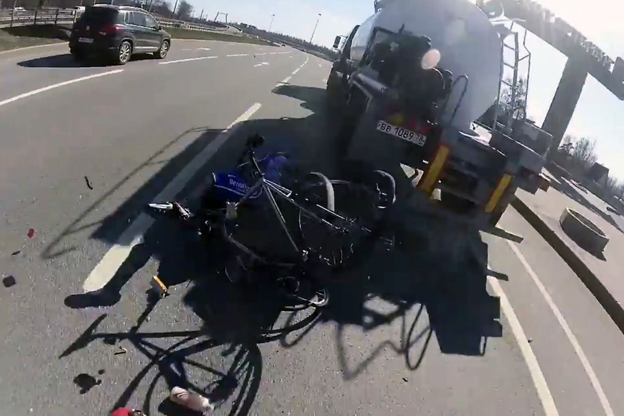 O krok od tragedii - ciężarówka potrąciła rowerzystę [wideo]