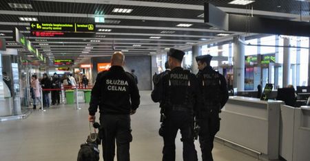 66-latka z Sosnowca zażartowała na lotnisku. Nie poleciała na wakacje