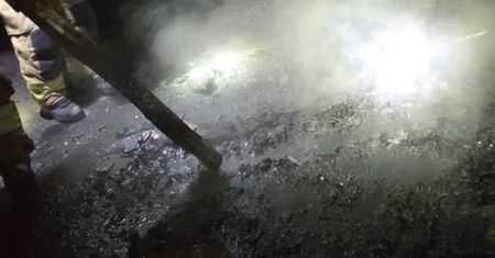 Pożar w opuszczonym budynku w Siecieniu. Szybka interwencja strażaków zapobiegła zagrożeniu