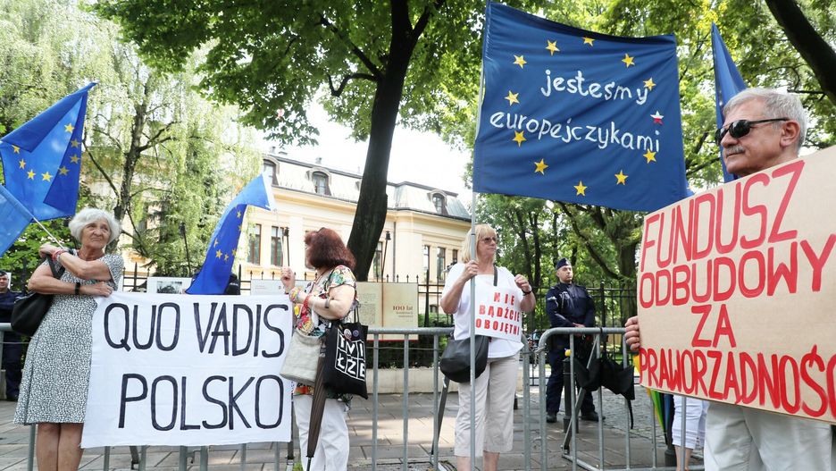 Orzeczenie TK problemem. KE ostrzega Polskę 