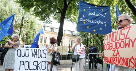 "Komisja nie zawaha się". Polska dostała żółtą kartkę od KE