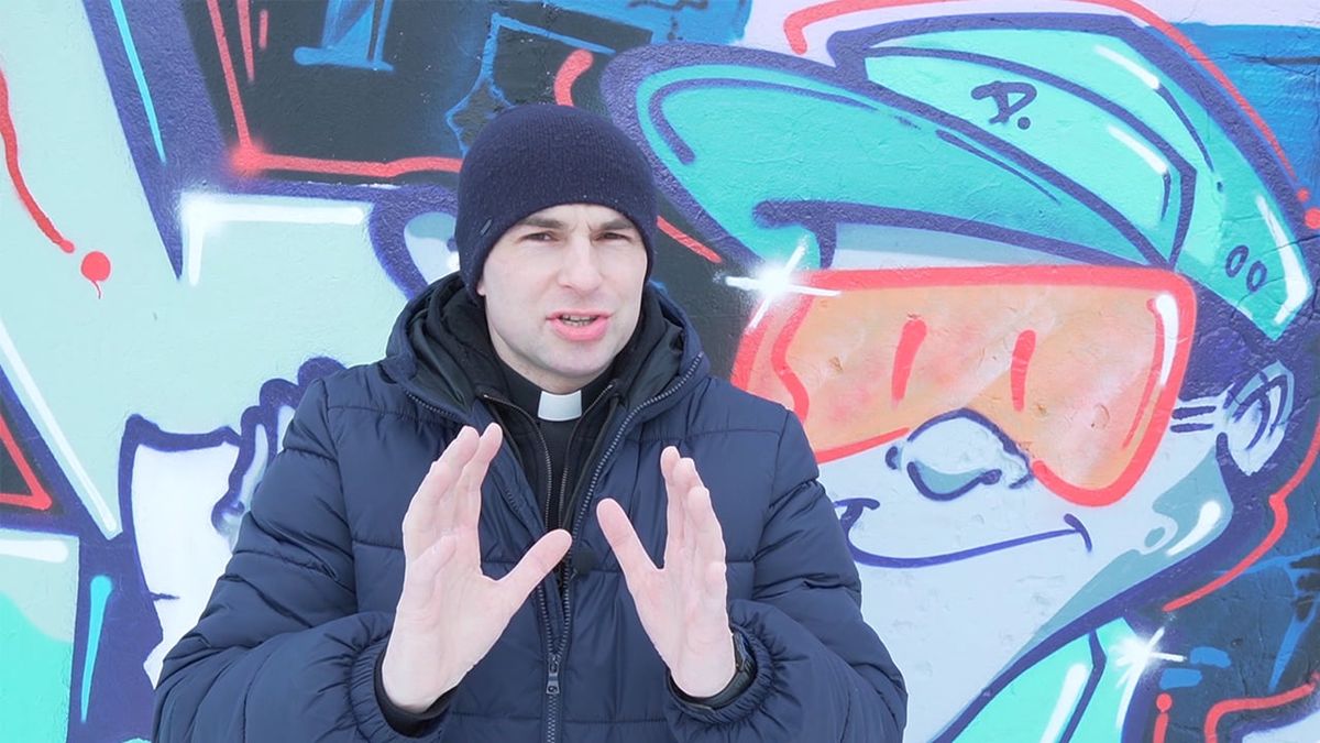 popularny w sieci ksiądz Sebastian, wyjaśnia czy  przeklinanie to grzech 