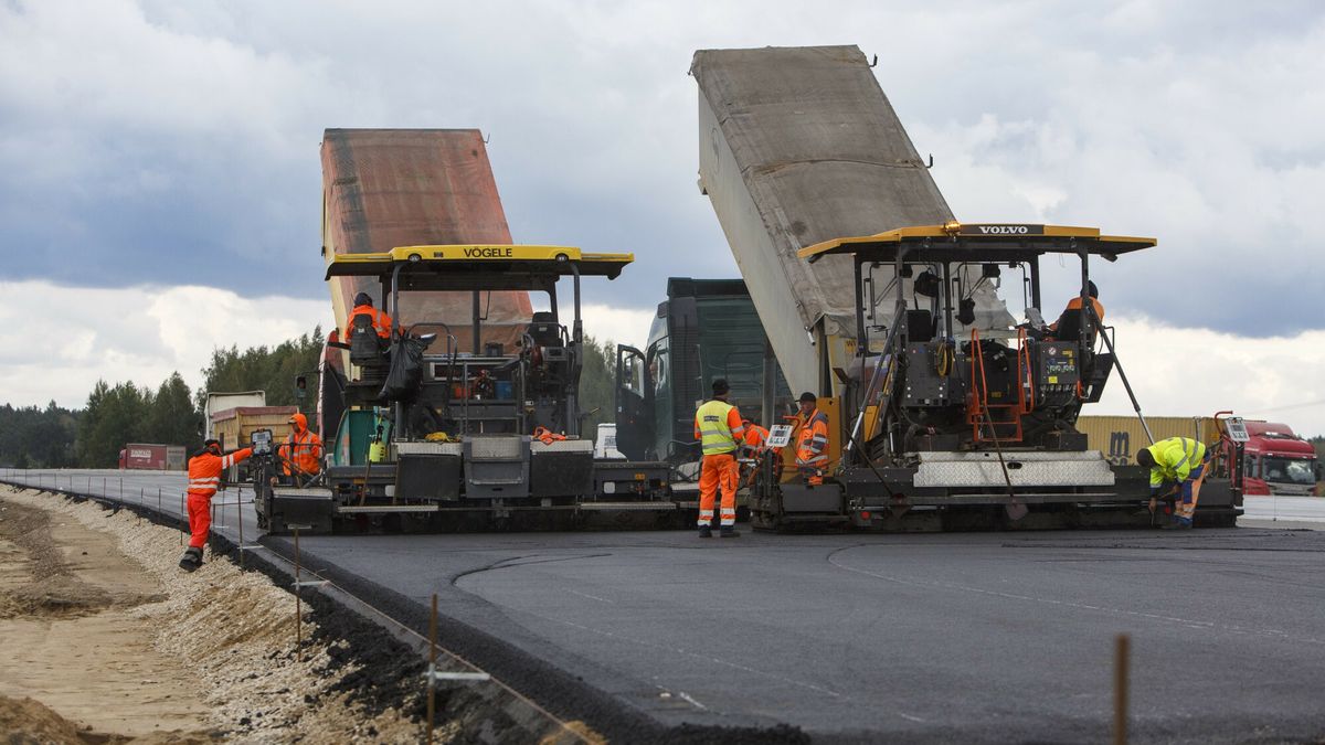 Stan budowy S61 Via Baltiki
22.09.2022 okolice Ostrowi Mazowieckiej budowa drogi ekspersowej S61  na odcinku Ostrow Mazowiecka - wezel Sniadowo N/z ekipa kladzie asfalt na S8 w obrebie wezla Ostrow Mazowiecka Polnoc - Podborze   fot Marek Maliszewski/REPORTER
Marek Maliszewski/REPORTER