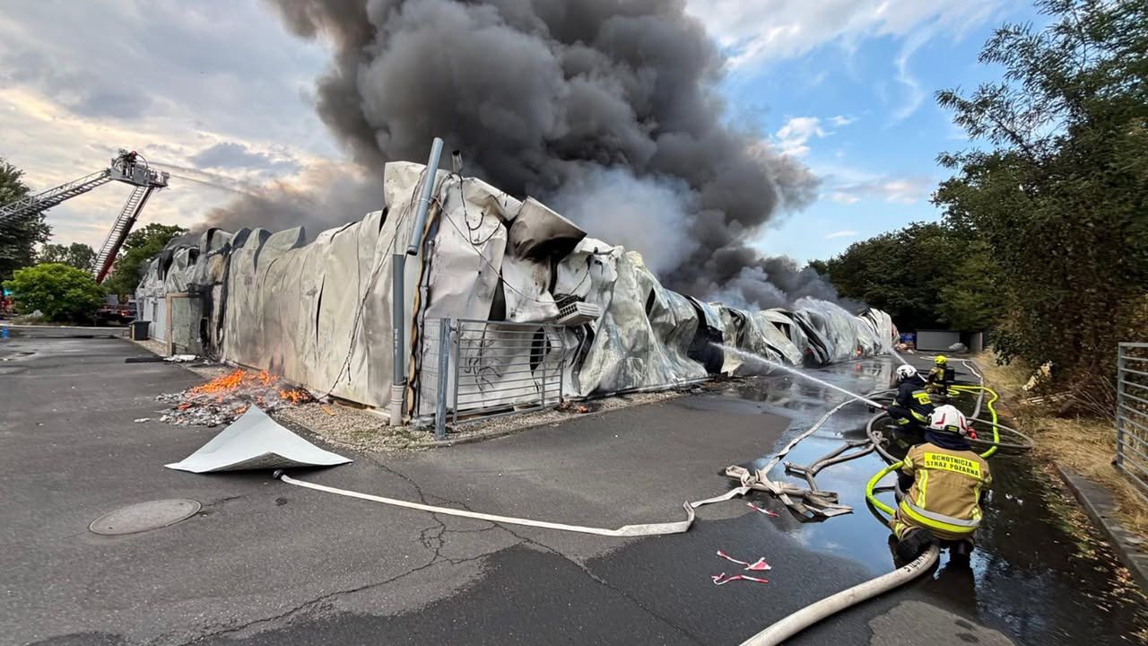 "Ogień i dym nad Kędzierzynem-Koźlem. Spłonęła hala pełna hulajnóg i baterii"
