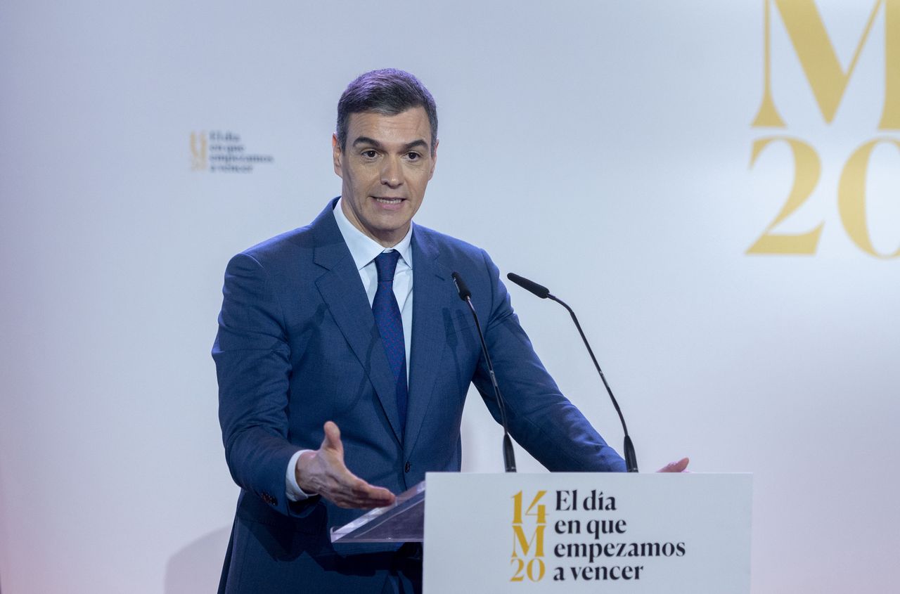 Spanish media accuse Pedro Sanchez of a lack of response to the appearance of the British fleet off the coast of Gibraltar.