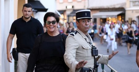 Kris Jenner w spodniach w zebrę na zakupach w St. Tropez (ZDJĘCIA)