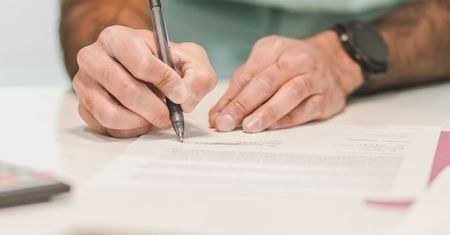 Jedno zdjęcie wystarczy, by Facebook podrobił twój podpis. Uważaj, co wrzucasz