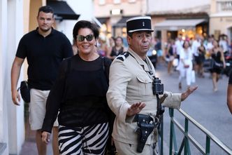 Kris Jenner w spodniach w zebrę na zakupach w St. Tropez (ZDJĘCIA)