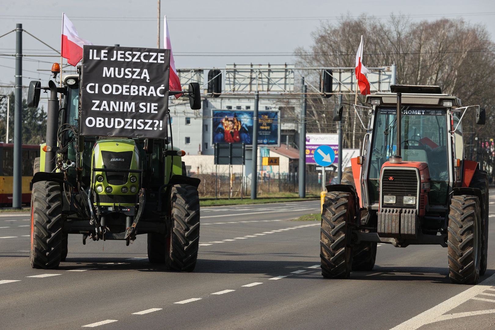 Łódź, 20.03.2024. Protest rolników w Łódzi, 20 bm. Rolnicy z całej Polski kontynuują protesty. Ich powodem jest m.in. niedawna decyzja Komisji Europejskiej o przedłużeniu bezcłowego handlu z Ukrainą do 2025 roku, a także sprzeciw wobec prowadzonej przez Unię Europejską polityce Zielonego Ładu. (mr) PAP/Marian Zubrzycki