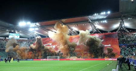 "Czas apokalipsy". Ostra oprawa kibiców Legii Warszawa opóźniła mecz