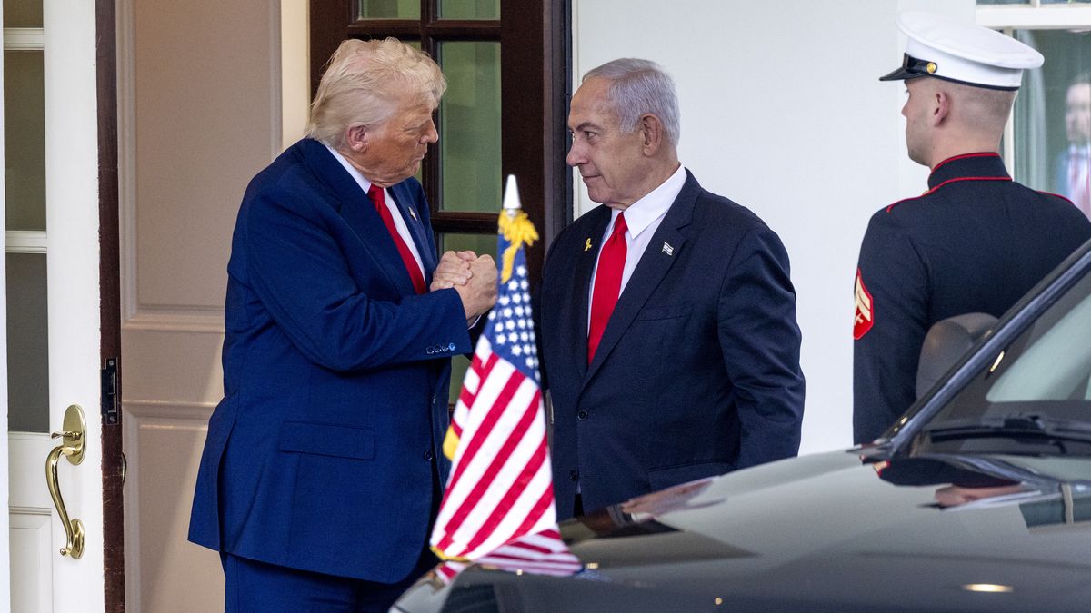 US President Trump welcomes Israeli Prime Minister Benjamin Netanyahu in Washington
epa12016855 US President Donald J. Trump (L) walks Israeli Prime Minister Benjamin Netanyahu to his limo following their meetings at the White House in Washington, DC, USA 07 April 2025. President Trump and Prime Minister Netanyahu's East Room press conference was cancelled and the two leaders took questions from the news media in the Oval Office.  EPA/SHAWN THEW 
Dostawca: PAP/EPA.
SHAWN THEW
diplomacy, government, flag, politics, trade, markets, tariffs, war, Gaza