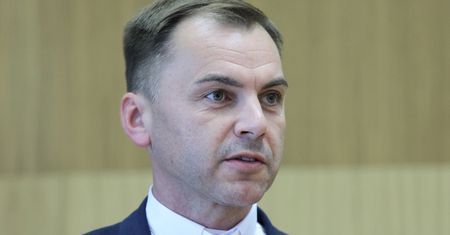 Pisał obsceniczne wiadomości do dziewczyny. Teraz znów chce założyć koloratkę