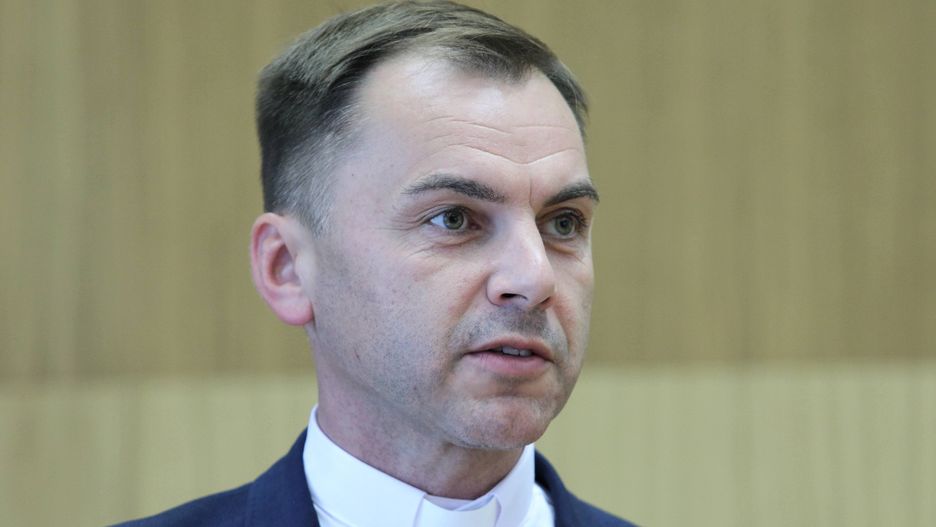 ks. Andrzej Dębski, były rzecznik prasowy Archidiecezji Białostockiej, Prefekt Archidiecezjalnego Wyższego Seminarium Duchownego, kapelan klubu sportowego Jagiellonia Białystok i wykładowca katolickiej uczelni