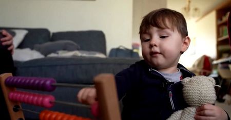 Sam nauczył się czytać, a jego IQ wynosi 139. Ma zaledwie 4 lata