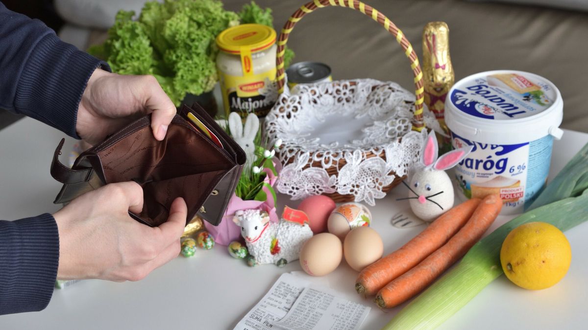 Stock Bart?omiej Magierowski
Fot. Bartlomiej Magierowski/East News. Wroclaw 4.04.2023. Swiateczne przygotowania, wielkanocne zakupy. N/z: koszyk, jajka, pisanki, produkty spozywcze, paragony i pusty portfel.
Bartlomiej Magierowski