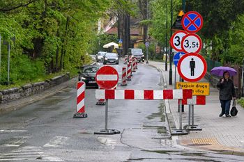 Remont w centrum Zakopanego rozpoczęty, ale tylko na znakach. Kierowcy zdezorientowani, część ignoruje nowe zasady