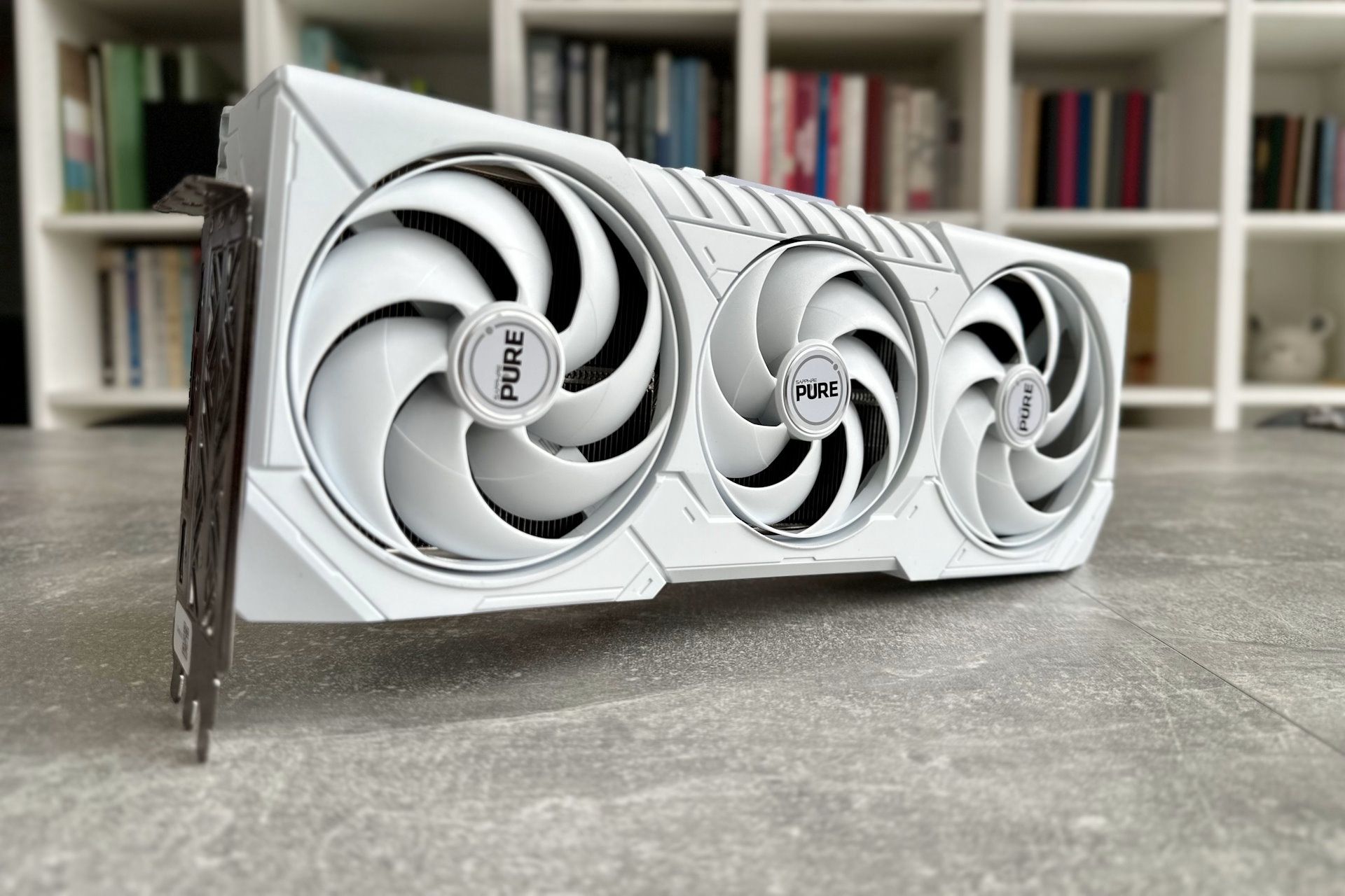 Sapphire Radeon RX 9070 XT -  z profilu