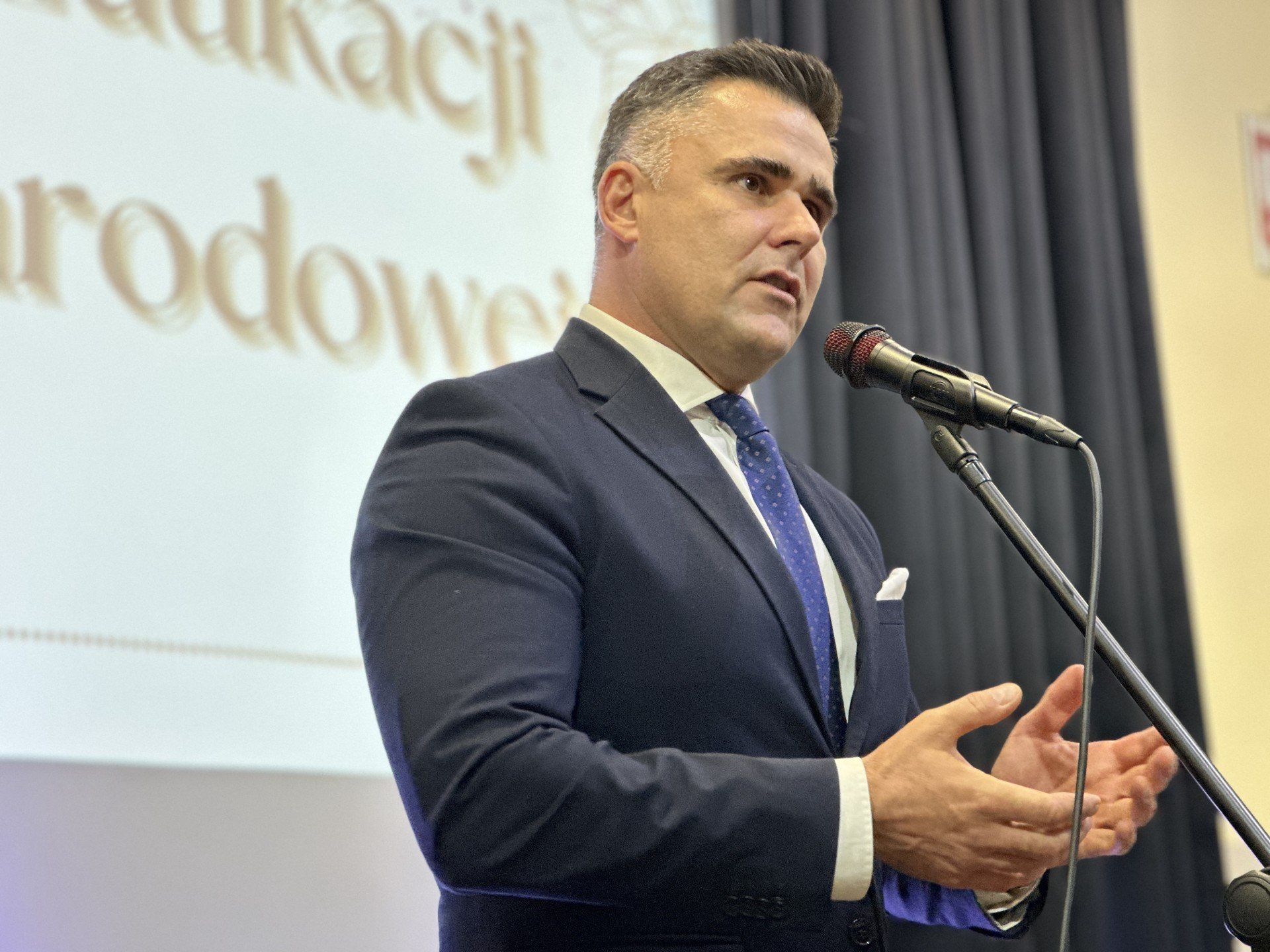 Życzenia nauczycielom i pracownikom oświaty złozyłm.in. Grzegorz Gryczka, wójt gminy Kluki