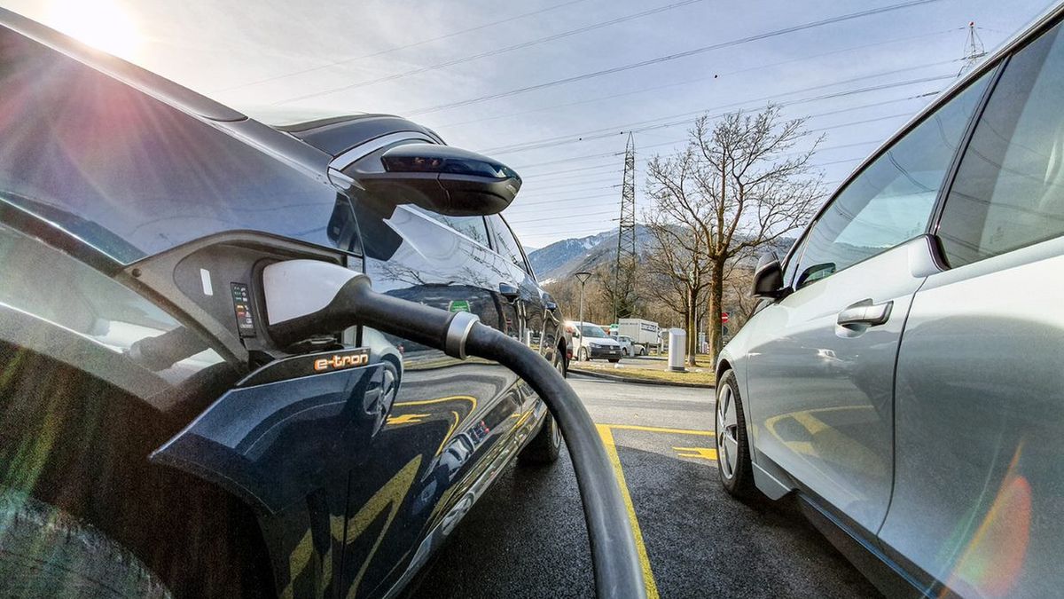 Na rozwój rynku elektrycznych aut wpływa nie tylko majętność kierowców, ale i rozwój sieci ładowania. A z tą nie jest w Polsce dobrze.