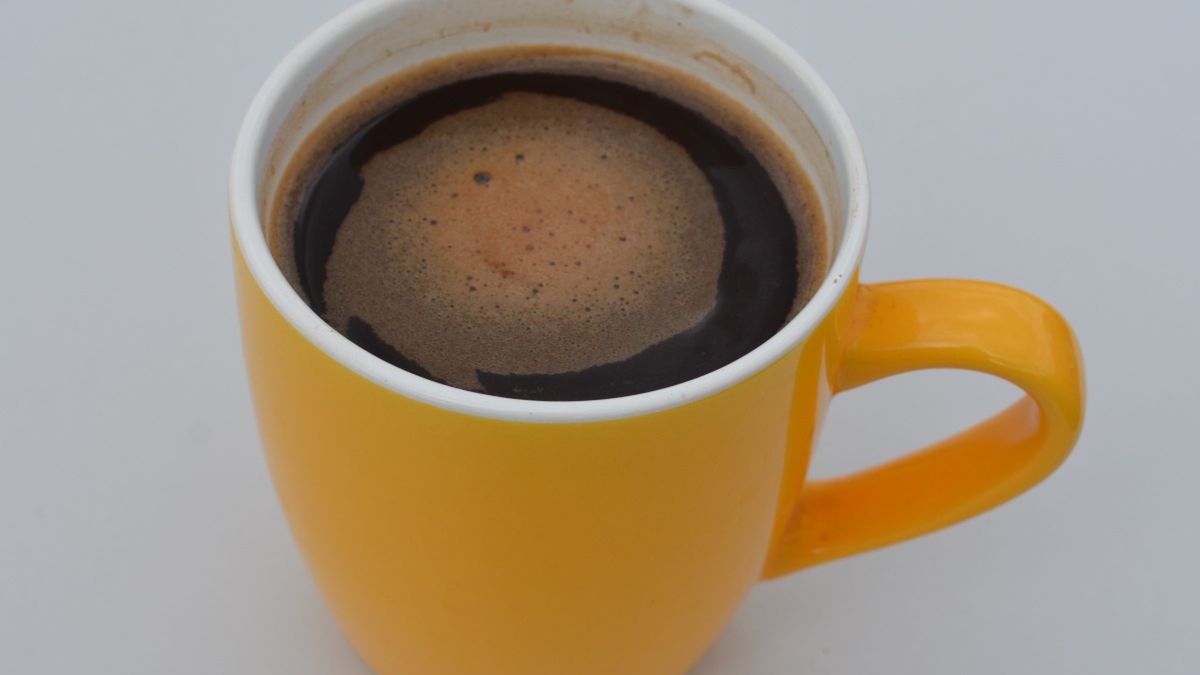 Czarna kawa w żółtym kubku