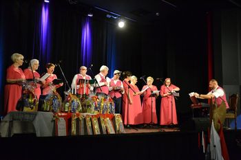 Lipno: W lipnowskiej "Nawojce" dzięki chórom seniora zabrzmiały piękne pieśni patriotyczne. Zdjęcia