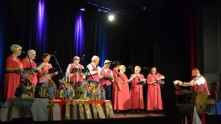 Lipno: W lipnowskiej "Nawojce" dzięki chórom seniora zabrzmiały piękne pieśni patriotyczne. Zdjęcia