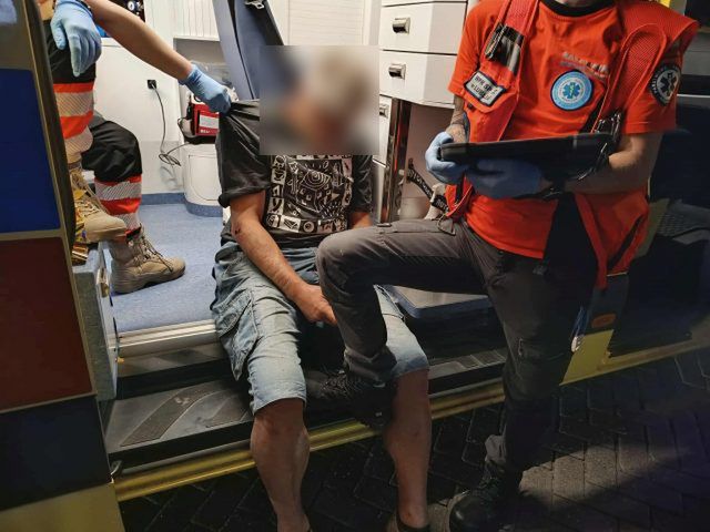Wsiadając do autobusu stracił równowagę i wpadł pod pojazd. Był tak pijany, że usnął w karetce (zdjęcia)
