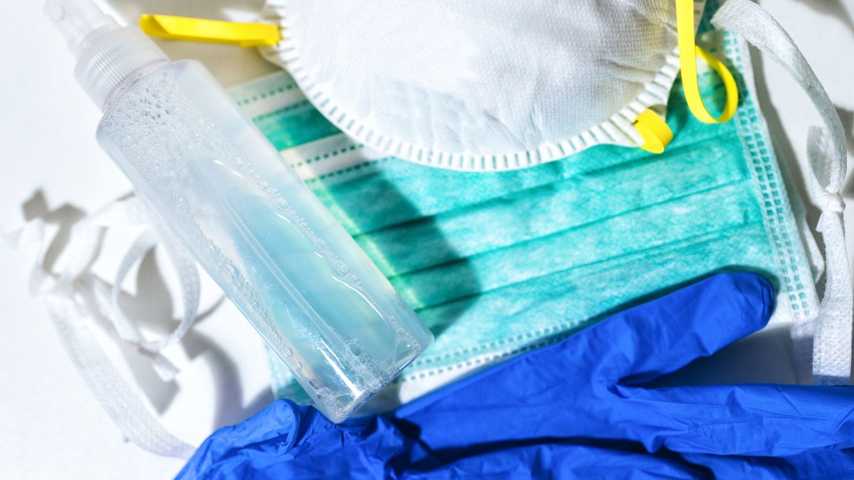 Maseczki ochronne należy zakładać w miejscach publicznych.